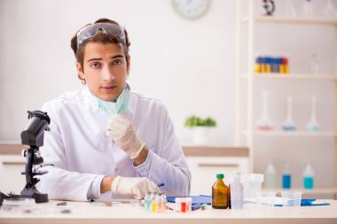 Erkek böcekbilimci laboratuvarda yeni türler üzerinde çalışıyor.