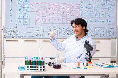 Laboratuvarda çalışan genç bir kimyager. 