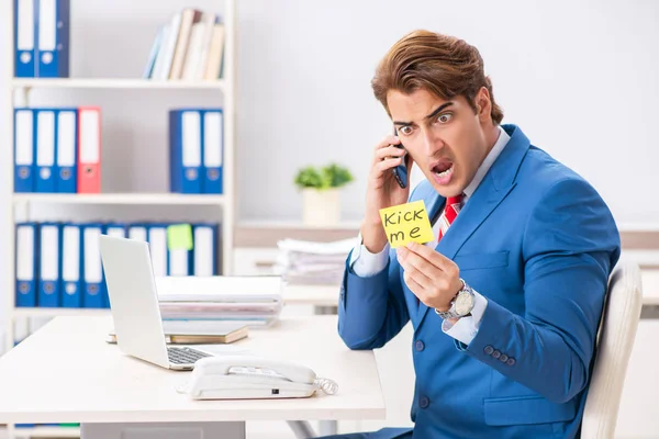 Office prank with kick me message on sticky note — Stock Photo, Image