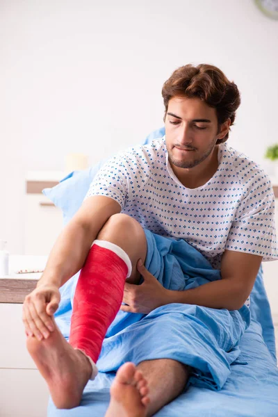 Homem ferido esperando tratamento no hospital — Fotografia de Stock