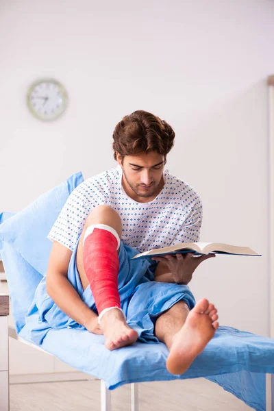 Hombre herido esperando tratamiento en el hospital —  Fotos de Stock