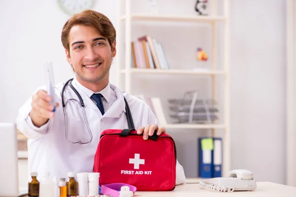 Médico joven con botiquín de primeros auxilios en hospital —  Fotos de Stock