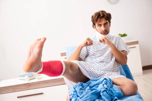 Homem ferido esperando tratamento no hospital — Fotografia de Stock