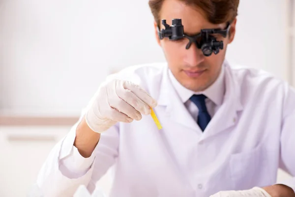 Chemiker im Labor bei der Überprüfung mit ph-Streifen — Stockfoto