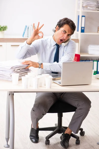 Joven empleado adicto al café — Foto de Stock