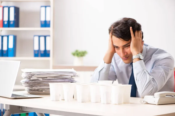 Jonge werknemer verslaafd aan koffie — Stockfoto