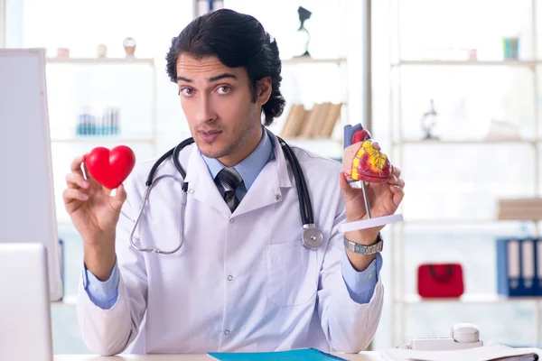 화이트 보드 앞에서 젊은 잘생긴 의사 심장 — 스톡 사진