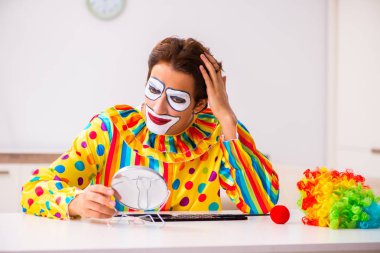 Erkek palyaço evde perfomance için hazırlanıyor 