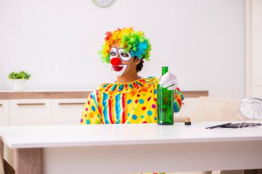 Erkek palyaço evde perfomance için hazırlanıyor 