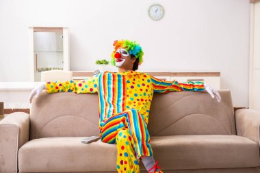 Erkek palyaço evde perfomance için hazırlanıyor 