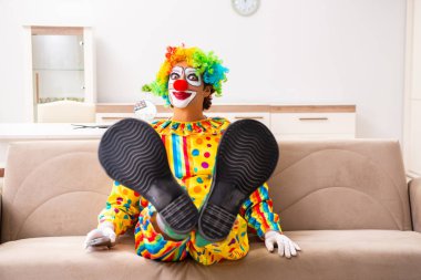 Erkek palyaço evde perfomance için hazırlanıyor 