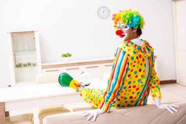 Erkek palyaço evde perfomance için hazırlanıyor 