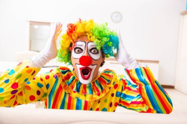 Erkek palyaço evde perfomance için hazırlanıyor 