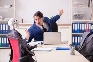 Patron ve iskeletlerle tuhaf bir iş görüşmesi.