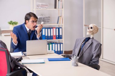 Patron ve iskeletlerle tuhaf bir iş görüşmesi.