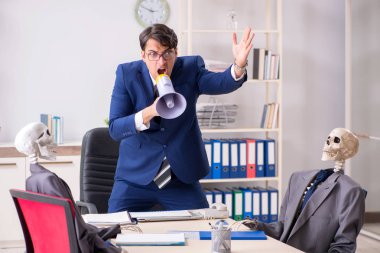 Patron ve iskeletlerle tuhaf bir iş görüşmesi.