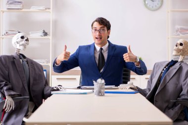 Patron ve iskeletlerle tuhaf bir iş görüşmesi.