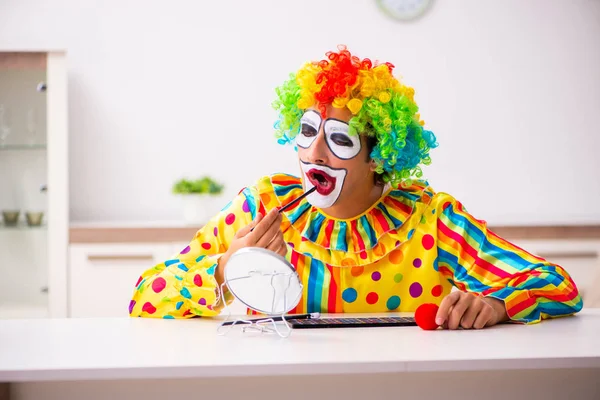 Male clown preparing for perfomance at home — Stock Photo, Image