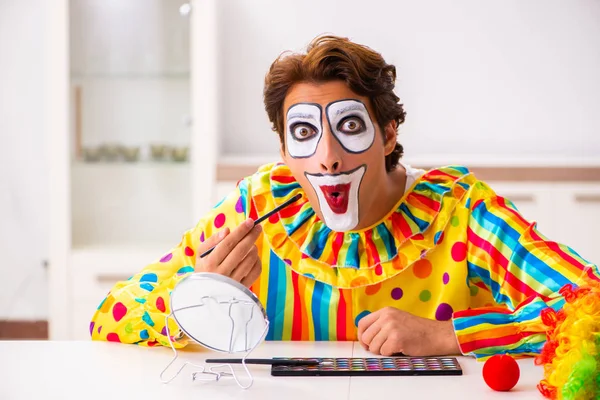 Male clown preparing for perfomance at home — Stock Photo, Image