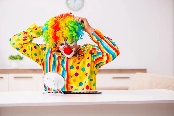 Palhaço macho se preparando para a perfomance em casa — Fotografia de Stock