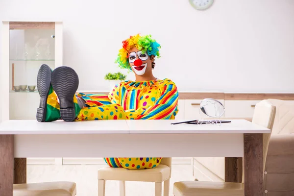 Palhaço macho se preparando para a perfomance em casa — Fotografia de Stock