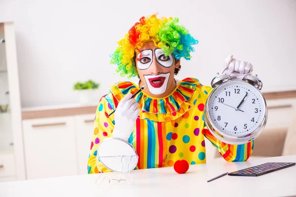 Payaso macho preparándose para la perfomance en casa — Foto de Stock