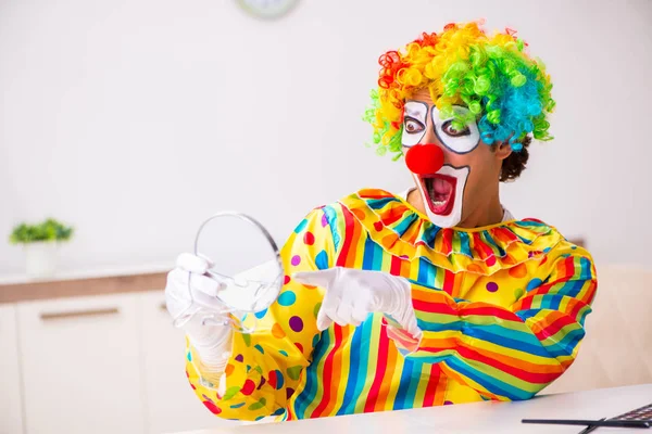 Mannelijke clown perfomance thuis voorbereiden — Stockfoto