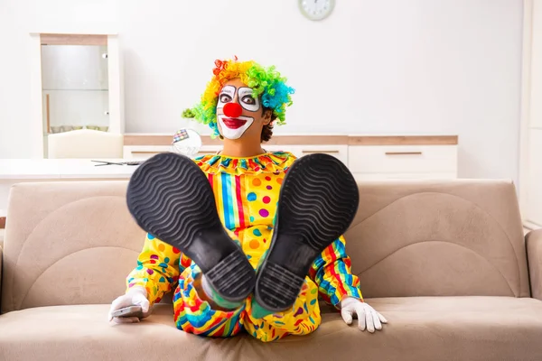 Erkek palyaço evde perfomance için hazırlanıyor 