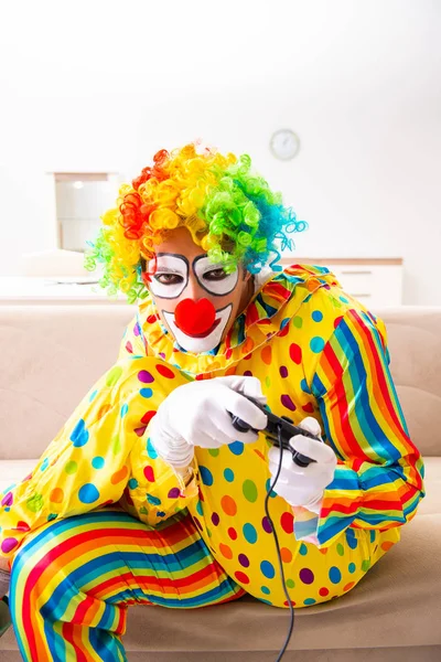 Manliga clown förbereder för perfomance hemma — Stockfoto