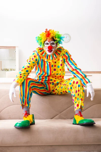 Мужской клоун готовится к выступлению дома — стоковое фото