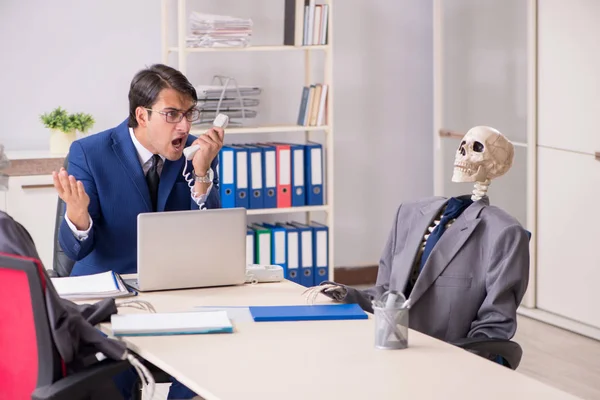 Grappige zakelijke ontmoeting met baas en skeletten — Stockfoto