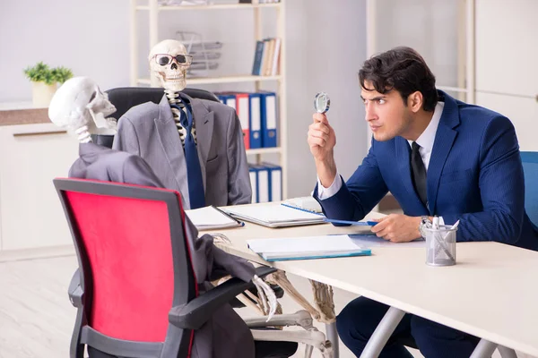 Забавная деловая встреча с боссом и скелетами — стоковое фото