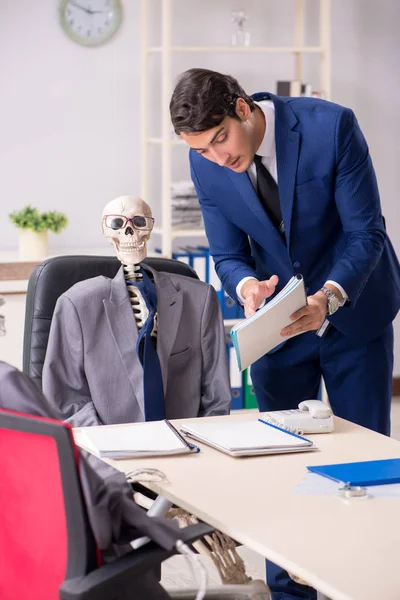 Zabawne spotkanie biznesowe z szefem i szkieletami — Zdjęcie stockowe