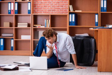 Ofiste oturan mutsuz iş adamı. 