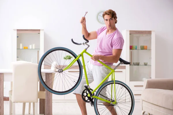 Hombre reparando su bicicleta rota —  Fotos de Stock
