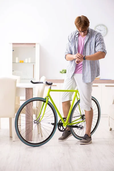 Studerande pendlar till universitetet med cykel — Stockfoto