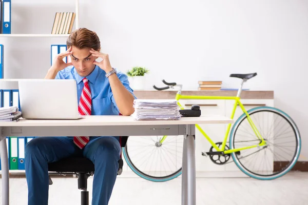 Ung affärsman med cykel för att pendla till kontoret — Stockfoto