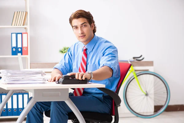 Jeune homme d'affaires utilisant le vélo pour se rendre au bureau — Photo