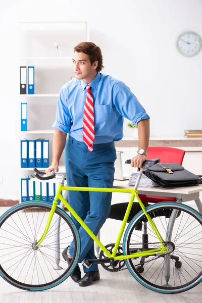 Jungunternehmer nutzt Fahrrad, um ins Büro zu pendeln — Stockfoto