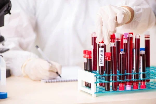 Молодий красивий лабораторний асистент тестування зразків крові в лікарні — стокове фото