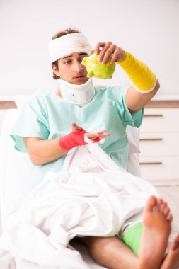 Genç adam hastanede kalan yaralı 