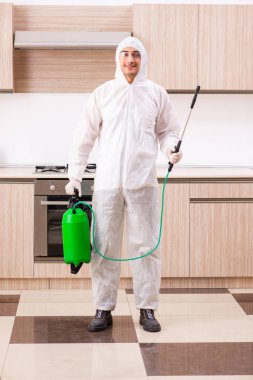 Profesyonel yüklenici mutfak at haşere kontrolü yapıyor