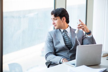 Ofiste çalışan başarılı genç bir işadamı. 