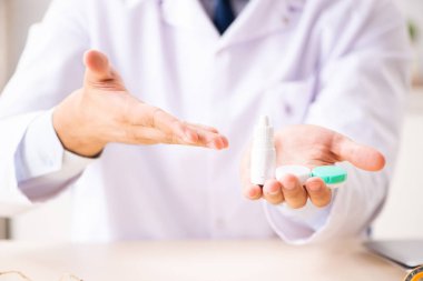 Klinikte çalışan yakışıklı bir doktor. 