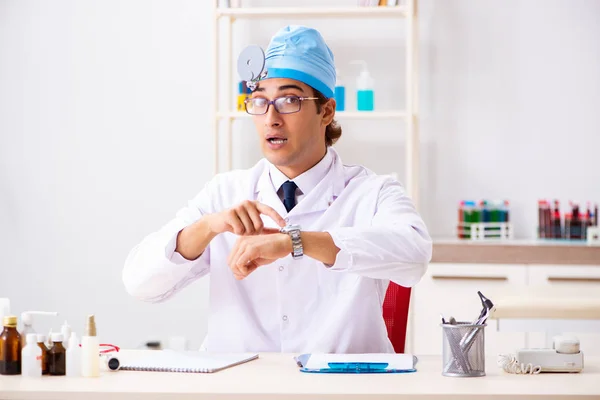 Jeune homme médecin otolaryngologue travaillant à l'hôpital — Photo