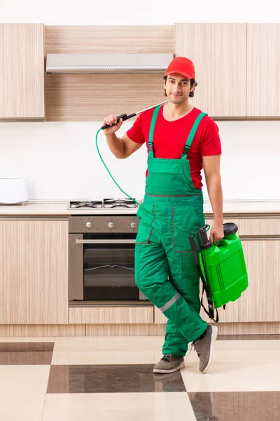 Contratista profesional haciendo control de plagas en la cocina — Foto de Stock