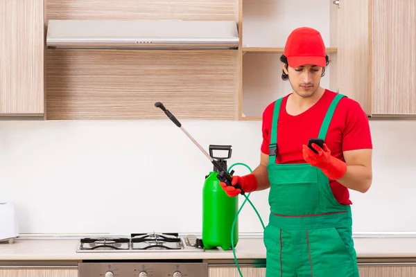 Professioneller Bauunternehmer erledigt Schädlingsbekämpfung in der Küche — Stockfoto