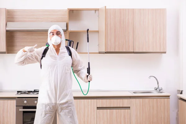 Contratista profesional haciendo control de plagas en la cocina — Foto de Stock