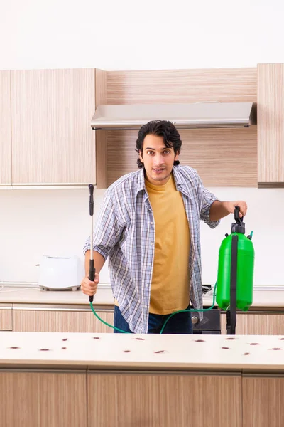 Contratante profissional fazendo controle de pragas na cozinha — Fotografia de Stock