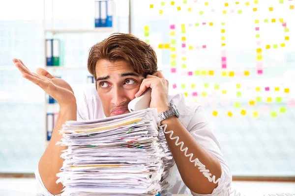 Biznesmen zajęty, praca w biurze — Zdjęcie stockowe